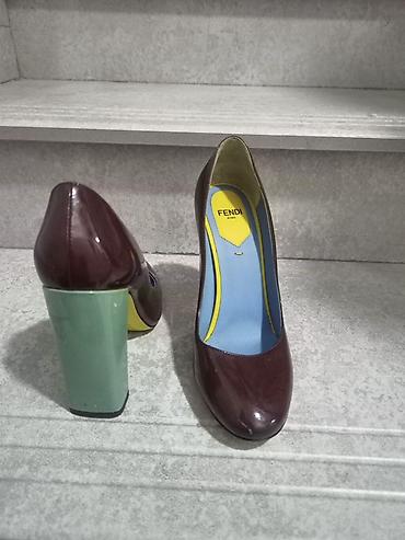 deri godekce: Fendi Roma qadın tuflisi - Modell: Fendi Roma, klassik “pump” kəsimi — 1