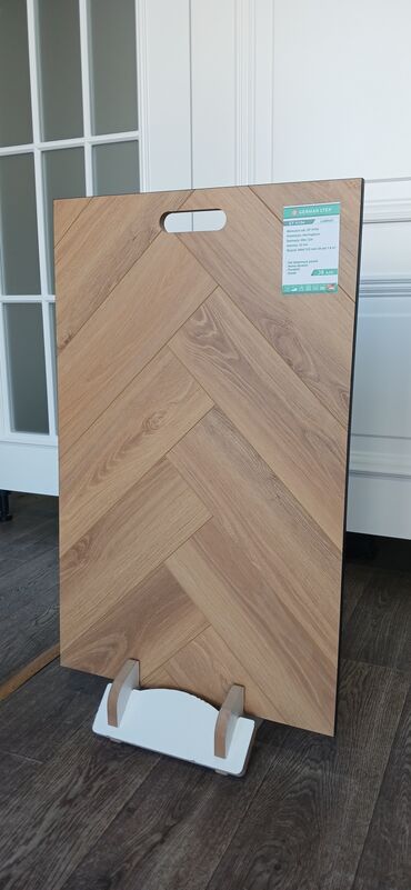 Tavan: GERMAN STEP laminat döşəmə – balıqquyruğu (Chevron/Herringbone)