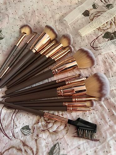 Косметика: Продается набор кистей для макияжа.Если покупаете 2 набора цена 1500 — 23