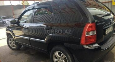 Kia: Kia Sportage – qara rəngli kompakt SUV Xarici: - Qara kuzov, 5 qapı - — 6