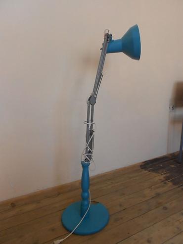 lampe za ribolov: Stara podna (ili stona) industrijska lampa sa podesivim nosačem — 2