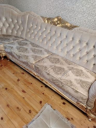 yeni model divanlar: Qonaq otağı üçün klassik üslubda yumşaq mebel dəsti. Dəstə iri ölçülü — 2