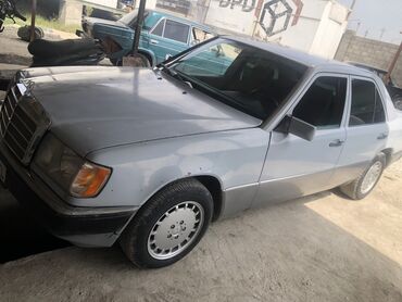 мерс грузовой 817: Классический седан Mercedes-Benz W124 белого цвета с серым низом