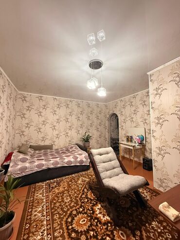 дом в токмоке: 1 бөлмө, 28 кв. м, Сталинка, 2 кабат, Эски ремонт