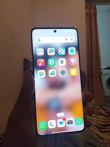 mi 10 5g: Redmi 5G smartfon - Arxa tərəfdə dörd modullu kamera bloku - Öndə — 3