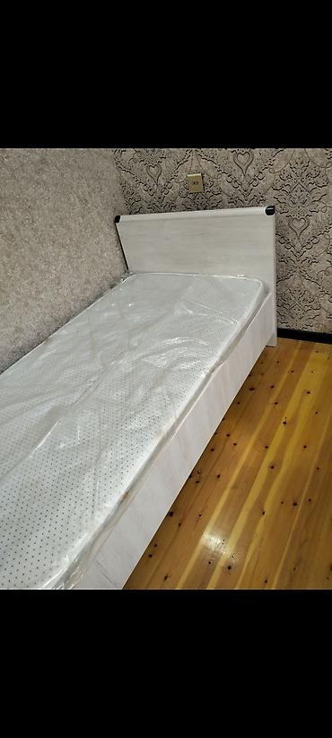 Çarpayılar: Ağ rəngli tək nəfərlik çarpayı və döşək - Ölçü: təxminən 98×2m6sm tək — 2