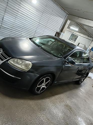 сокулуе: Volkswagen Jetta: 2005 г., 2.5 л, Кол менен иштөөчү, Бензин, Седан — 1