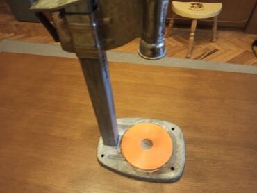 Ostali proizvodi za kuću: Kvalitetna presa za zatvaranje staklenih flaša i 5.000 novih krunastih — 5