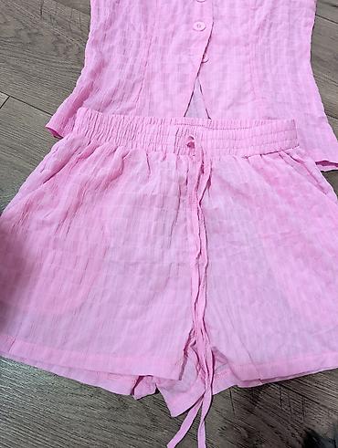 calcedonia helanke: Dvodijelni ženski set – prsluk i šorts, svetlo‑roze boje. - — 2