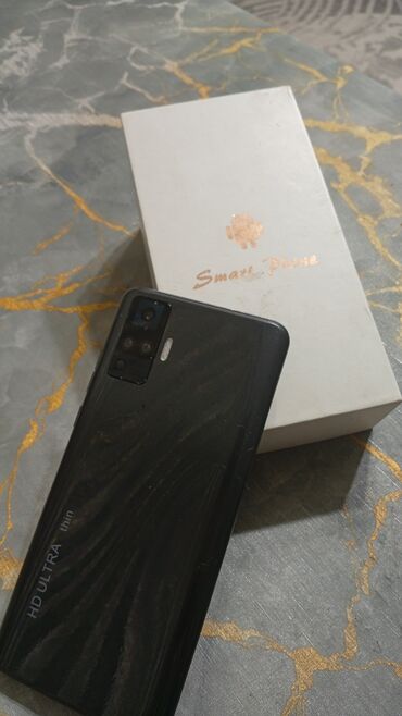 Çaydanlar: HD Ultra incə dizaynlı, qara rəngli smartfon. Cihazın arxa tərəfində