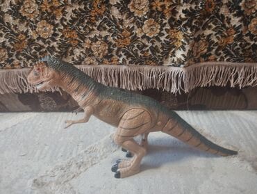 вязаная игрушка: Продаю игрушечного динозавра, ходит, рычит, виляет головой, светятся