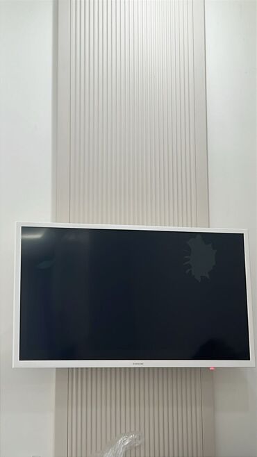tv klaviatura: Samsung The Frame seriyasına bənzər ağ çərçivəli televizor.(Ekran