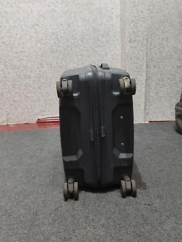 Чемоданы: Чемодан, Б/у, Материал: Пластик, Средний (40 - 70 л), На колесах — 7