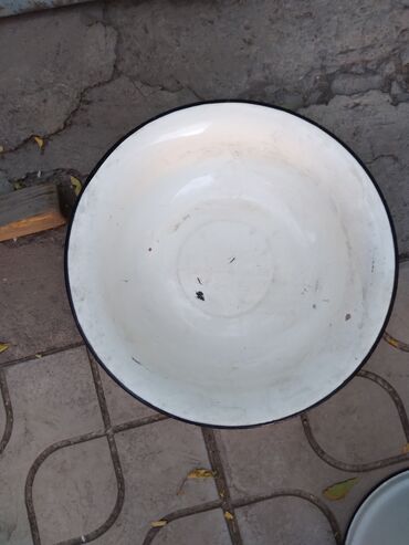 Наборы посуды: Набор разнообразной кухонной утвари, включающий эмалированные — 3