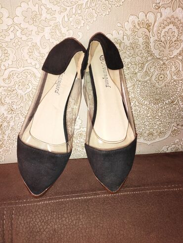 Tuflilər: Ayyaqqabilarin 2 si 30 azn donlarin.hamisi birlimde 50 azn Qadın geyim — 2