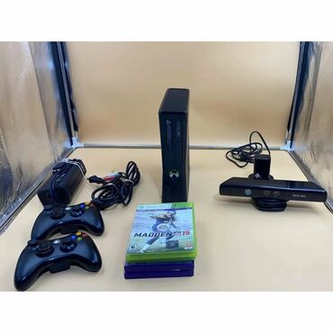 Xbox 360: В комплекте с приставкой идут 2 оригинальных джойстика, киннект