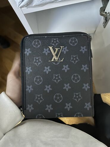 i̇taliya istehsalı olan kişi çantaları: Çiyin çantası, Louis Vuitton, Yeni