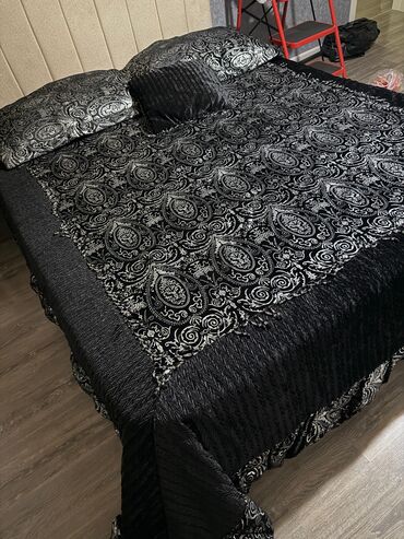 Örtüklər: Taxt üçün örtük Az işlənmiş. Təzə kimidir