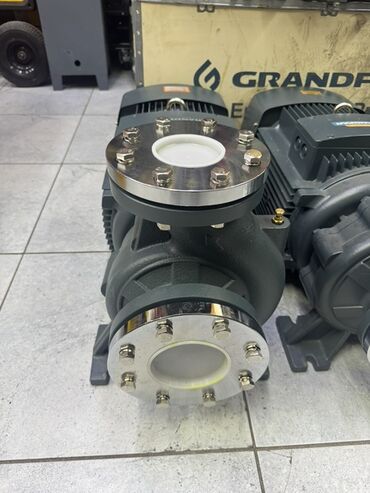 шлифовальный аппарат для бетона: Промышленный насос Grundfos серого цвета с металлическими фланцами