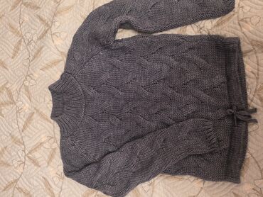 Koftalar, sviterlər: Ağ rəngli, uzunqol qız topu. Üzərində böyük, rəngli Tuiti quşu təsviri — 10