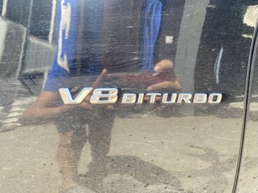 дорогие машины: Черный седан Mercedes-Benz с двигателем V8 BiTurbo. Автомобиль оснащен
