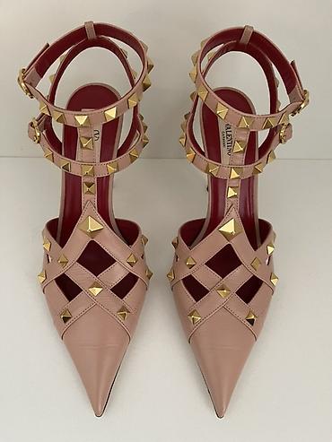 обу: Valentino Garavani Rockstud — культовая модель Элегантные босоножки — 2