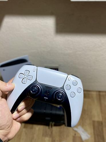 PS5 (Sony PlayStation 5): Sony ps + mk1-astrobot внутри приставки. Два джойстика оригинальные — 3