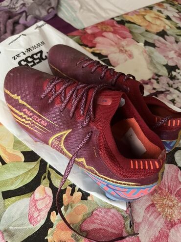 nike qaçış üçün qadın krossovkaları: 120 manata alınıb dəyərindən qat qat aşağı satılır Cox qeseng mehsuldu