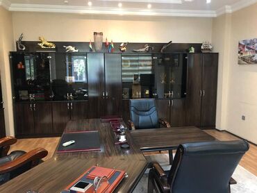 Ofislər: Gənclik metrosuna yaxın yol kənarı ümumi sahəsi 220 kv,m olan — 17