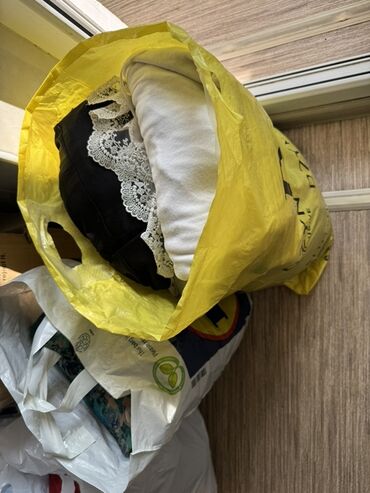 короны для девочек: Пакет с женской мужской и детской одеждой (микс) отдам даром