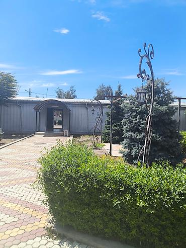 Продажа помещений свободного назначения: Продаю помещения под бизнес в центре города Токмок. Участок 36 соток — 14
