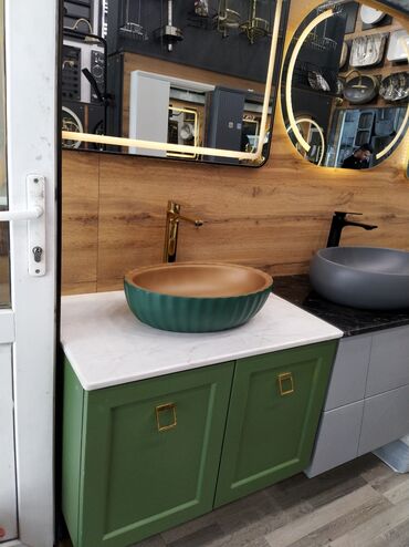 hamam ucun moydadirlar: Yaşıl rəngdə, qızılı içliyi olan keramika lavabo. Üzəri ağ mərmər