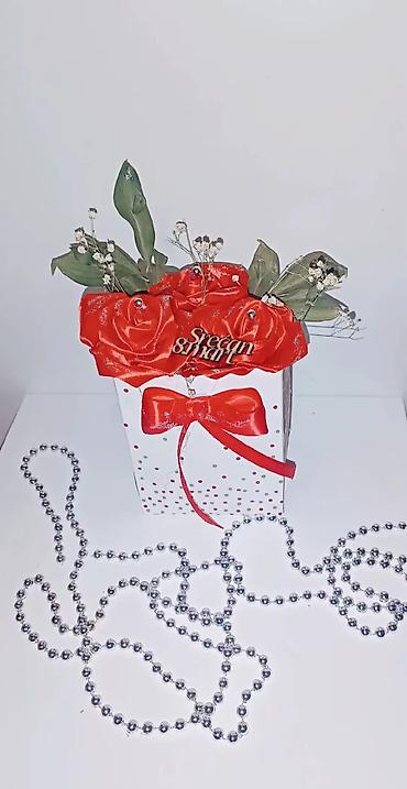 Praznična dekoracija: Dekorativna rođendanska kutija – aranžman - Poklon-kesa/kutija u — 3