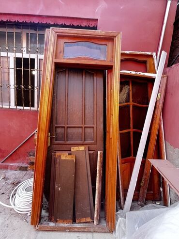 şeyf qapi: Taxta qapı və çərçivə dəsti. Qapıda yuxarı hissədə şüşə bölmə var