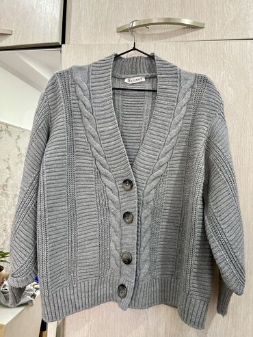 серый мужской свитер: Свитер серого цвета, новый, но без этикетки. Турция