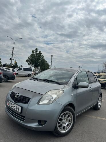 тойота марк 2 110: Автомобиль Toyota Yaris, представленный в сером цвете, является