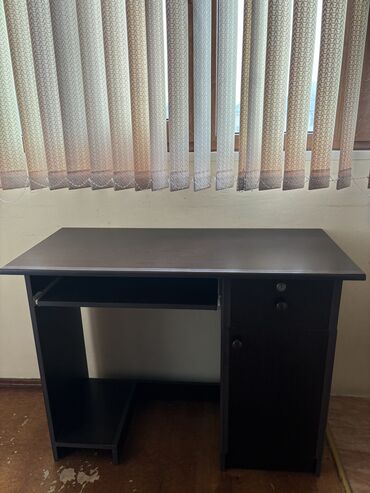 kompyuter stolu: Komputer masasi tepteze 
uzunluq 101 sm
en 45 sm
hundurluk 75 sm