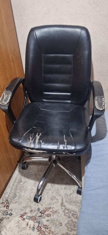 купить бу кресло для компьютера: Офисное кресло, Б/у, С колесиками, цвет - Черный, Экокожа