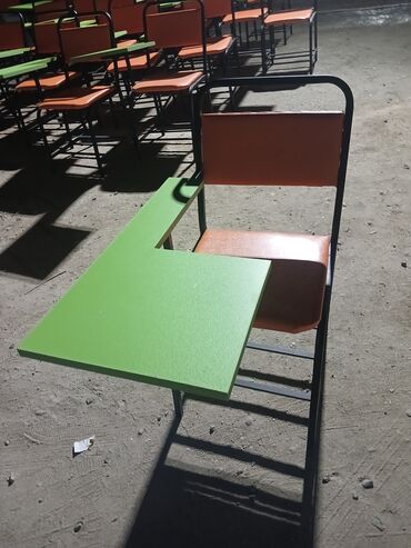 fırlanan oturacaq: Tək nəfərlik auditoriya oturacağı möhkəm metal konstruksiyaya