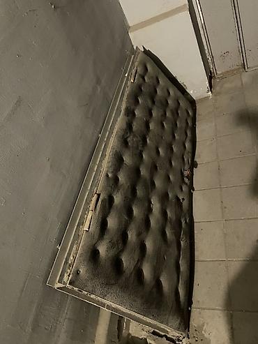 şuşə qapılar: Metal çərçivəli köhnə giriş qapısı - Material: polad/metal çərçivə — 1