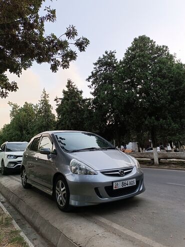 связи с переездом: Honda Fit: 2004 г., 1.5 л, Вариатор, Бензин, Хэтчбэк