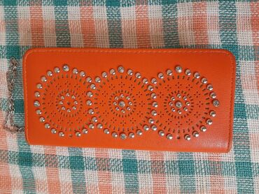 сумки женские оранжевые: Продаю женский кошелек.
Цвет: Оранжевый.
Состояние: Б/У