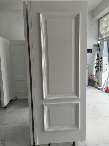 ağ qapılar: Ağ rəngli, düz səthli qapı paneli, iki qabarıq panel dizaynına