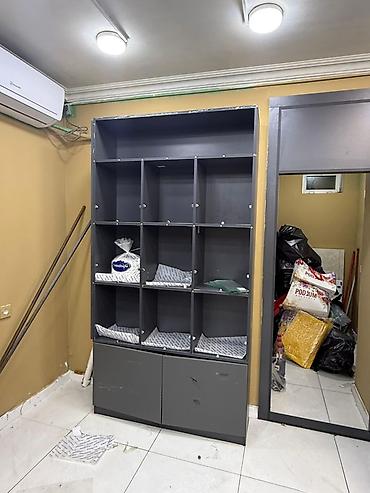divar rəf: Mağaza vitrin rəfi – modular bölməli Sayı çoxdur bir hissəsi — 2