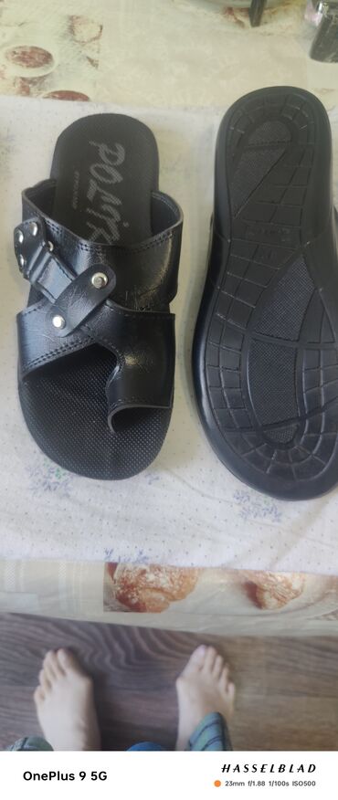 Босоножки, сандалии, шлепанцы: Продаю мужские шлепанцы новые - 1 черные турецкие легкие размер 42 по