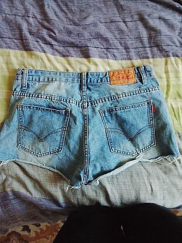 брюки трубы: Джинсовые шорты Levi's 501. Светло-голубые джинсовые шорты с рваными — 2
