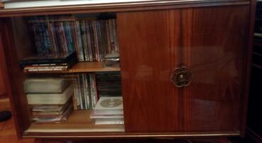 pol taxtas: Taxta vitrin/şkaf – slayder qapılı - Material: cilalanmış taxta