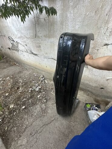 Ban, Kuzov hissələri: Avtomobilin arxa hissəsi üçün nəzərdə tutulmuş qara rəngli bamper. Bu