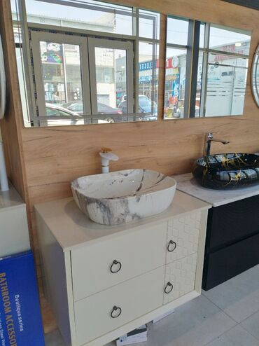 Moydadırlar: Ağ rəngdə, iki siyirtməli hamam dolabı, üzərində boz damarlı ağ mərmər