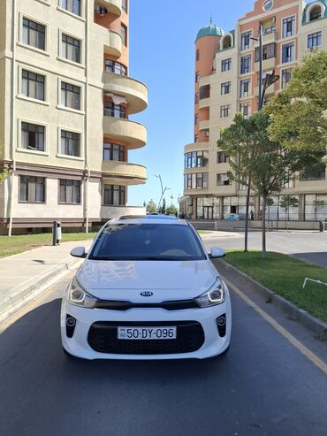 LuAZ: Kia Rio hatchback – ağ rəng, 5 qapı, şəhər üçün kompakt və rahat